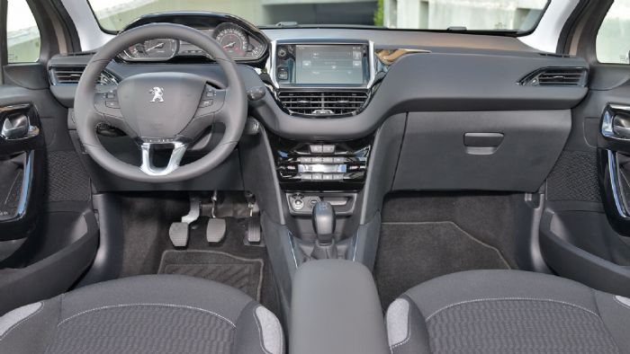 Σε μια ιδιαίτερη, minimal, λογική είναι σχεδιασμένο το εσωτερικό του Peugeot 208. Ξεχωρίζει το μικρό τιμόνι και η κατάργηση των πολλών κουμπιών στην κεντρική κονσόλα.