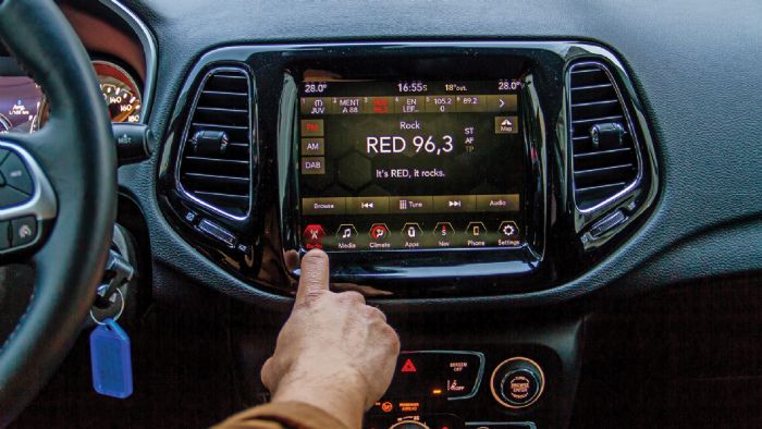 Jeep Compass - Εύκολος ο χειρισμός στο ραδιόφωνο του Jeep Compass. Η οθόνη έχει καλή απόκριση με απλές εντολές.