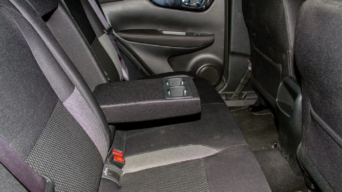 VW Tiguan - Τις περισσότερες παροχές θα τις βρούμε στο VW Tiguan, το οποίο πίσω διαθέτει τραπεζάκια, θέση για περιοδικό ανάμεσα στο κάθισμα και τις πόρτες, πίσω αεραγωγούς και διπλή ποτηροθήκη.