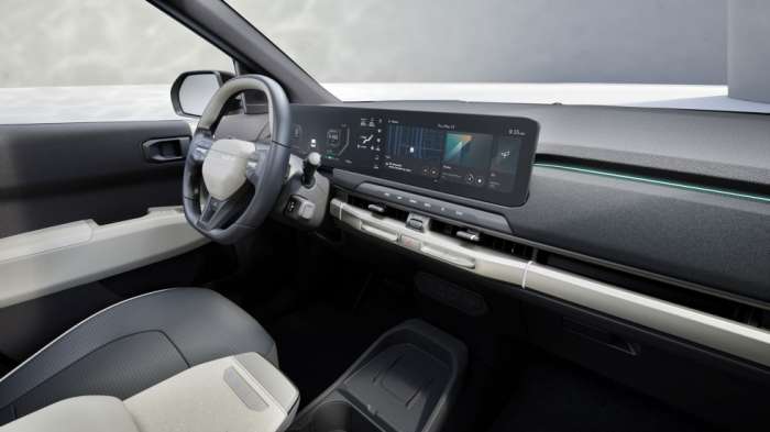 Στην μοντέρνα καμπίνα του Kia EV3 δεσπόζει η τεράστια ενιαία οθόνη των 30 ιντσών, η οποία αποτελείται από 3 επιμέρους μικρότερες οθόνες.
