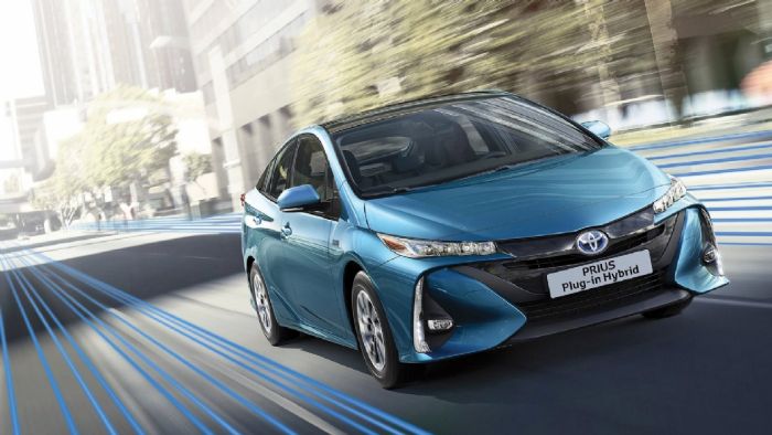 Το Toyota Prius Plug-in υπόσχεται μέση κατανάλωση 1,0 λτ./100 χλμ., εκπομπές CO2 22 γρ./χλμ. και ηλεκτρική αυτονομία 63 χλμ. 