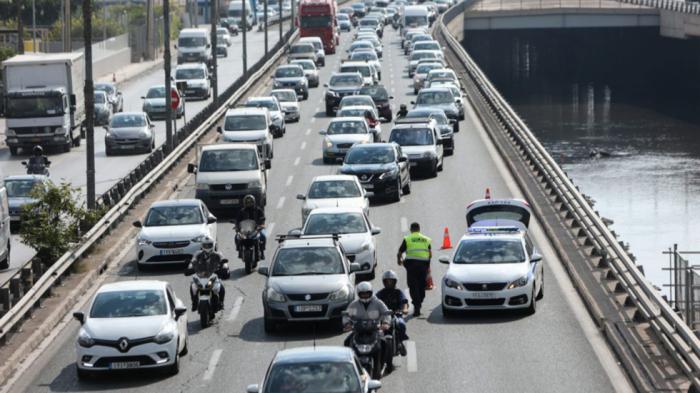 Κλειστός ο Κηφισός προς Λαμία λόγω φωτιάς σε ΙΧ! 