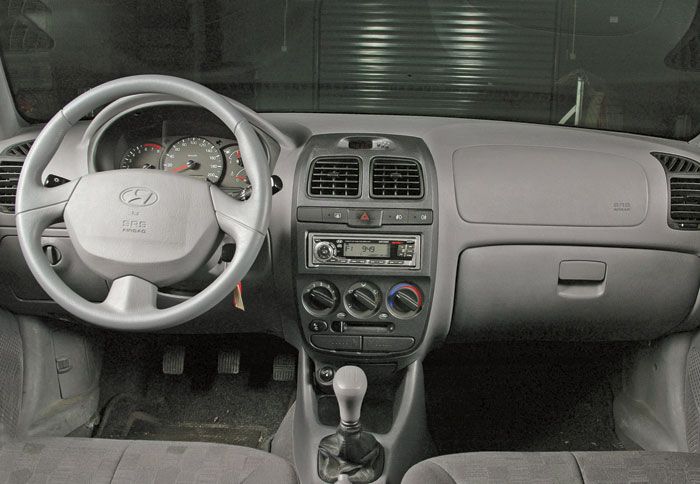 Το εσωτερικό του 
Hyundai Accent, χωρίς να έχει κάποιο σχεδιαστικό ενδιαφέρον, διατηρεί ένα καλό επίπεδο ποιότητας.