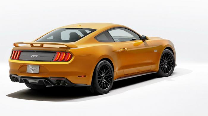 Για τα Mustang των 2.3 και των 5.0 λίτρων προσφέρονται υπηρεσίες όπως το SYNC 3 infotainment σύστημα της Ford.