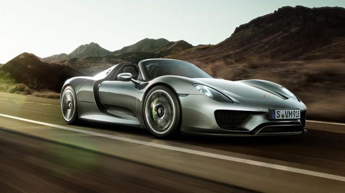 Η νέα 918 Spyder, που έχει κατασκευαστεί με εκτεταμένη χρήση ανθρακονήματος, για ελάττωση του βάρους (οι καθρέφτες, η οροφή και το παρμπρίζ), το οποίο ζυγίζει περίπου 1.700 κιλά.