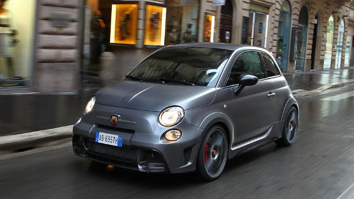 Η επιτάχυνση του Abarth 695 biposto για τα 0-100 χλμ./ώρα έρχεται σε μόλις 5,9 δλ., με την τελική ταχύτητα του μοντέλου να βρίσκεται στα 230 χλμ./ώρα.