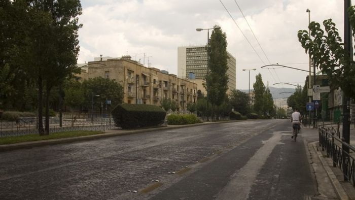 Η μακρόχρονη διακοπή της κυκλοφορίας των οχημάτων πραγματοποιείται λόγω εργασιών εγκατάστασης υπόγειου ηλεκτρικού δικτύου.