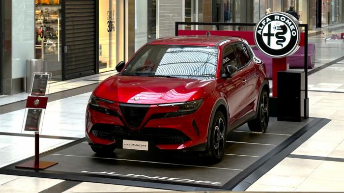 Η ολοκαίνουργια Alfa Romeo Junior έγινε έκθεμα στο Mall 