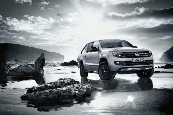 Το VW Amarok Dark Label-που στην ουσία σχεδιαστικά και μηχανικά είναι το Amarok Trendline- με επιπλέον αισθητικές πινελιές, όπως φιμέ τζάμια και 18άρες ζάντες αλουμινίου.