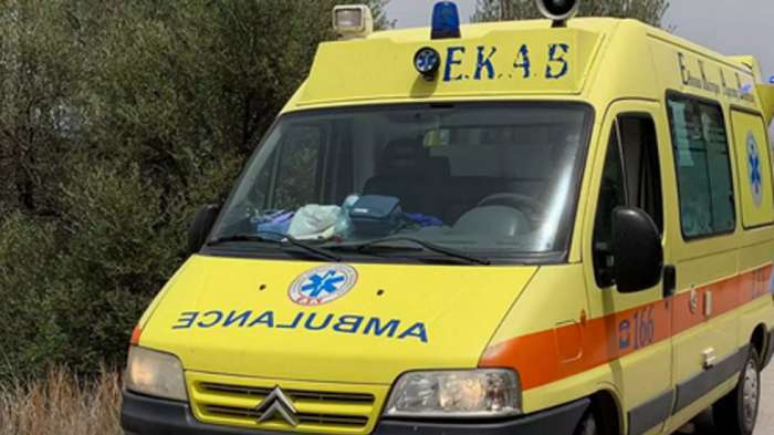 Ασθενοφόρο παρέσυρε τουρίστριες σε πεζόδρομο στη Σκιάθο 