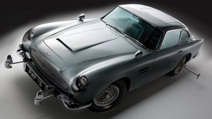 Η θρυλική Aston Martin DB5 coupe, που οδηγούσε ο Pierce Brosnan στο «Goldeneye», θα δημοπρατηθεί μαζί με άλλα 58 αυτοκίνητα από τις 23 ταινίες του James Bond.