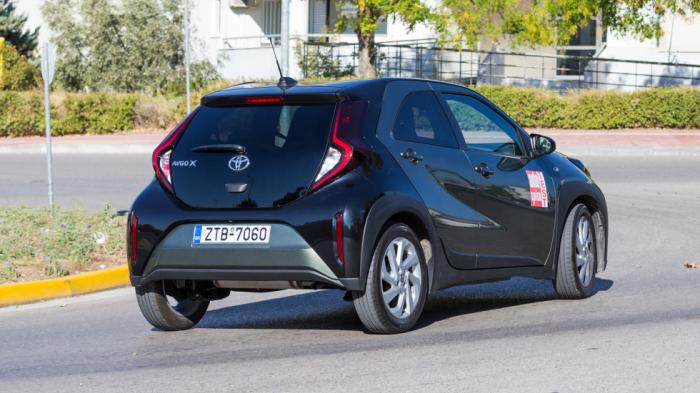 Το Toyota Aygo Χ έχει «πάτημα» που θυμίζει μοντέλο από την αμέσως μεγαλύτερη κατηγορία και παρά το αυξημένος ύψος δε γέρνει σε βαθμό που θα επηρεάσει την πορεία του.