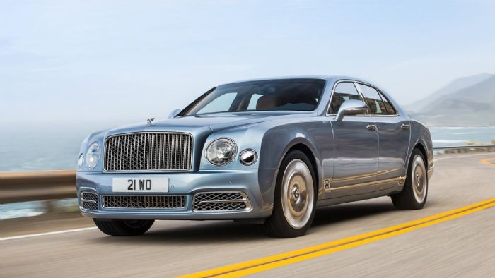 Αισθητικά, η ανανεωμένη Bentley Mulsanne ξεχωρίζει από το νέο μπροστά προφυλακτήρα, τη νέα μεγαλύτερη γρίλια από ανοξείδωτο ατσάλι, αλλά και από τα καινούργια φωτιστικά σώματα.