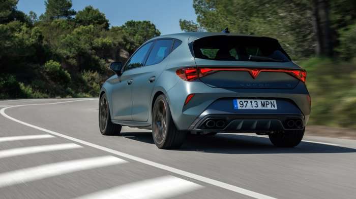 Το CUPRA Leon VZ e-hybrid των 272 ίππων, μόνο στις πολύ κλειστές στροφές θα δείξει το παραπάνω βάρος, όπως και το Formentor. Κατά τα άλλα, τα plug-in CUPRA σου επιτρέπουν να εκμεταλλευτείς στο έπακρο τις δυναμικές επιδόσεις για να κινηθείς με απόλυτα ασφάλεια και υψηλή μέση ωριαία ταχύτητα.