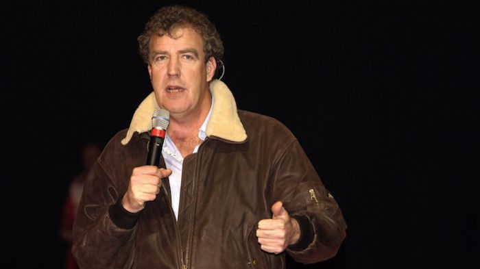 Ο διάσημος παρουσιαστής Jeremy Clarkson της τηλεοπτικής εκπομπής Top Gear αποβλήθηκε από το BBC, καθώς φέρεται να αποπειράθηκε να γρονθοκοπήσει έναν από τους παραγωγούς του σόου.