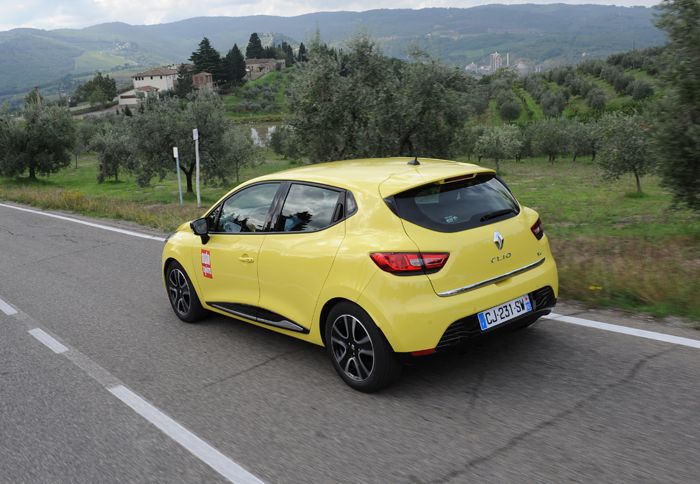 Με την πρώτη ματιά το νέο Renault Clio εντυπωσιάζει με τις καμπύλες του, το σφηνοειδές του σχήμα και το 