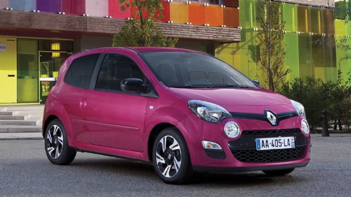 Το εικονιζόμενο 2ης γενιάς Renault Twingo, θα αποτελέσει τη βάση για το χτίσιμο του νέου μίνι της Dacia, δανείζοντας πλατφόρμα, κινητήρες, αλλά και μέρος του αμαξώματός του.