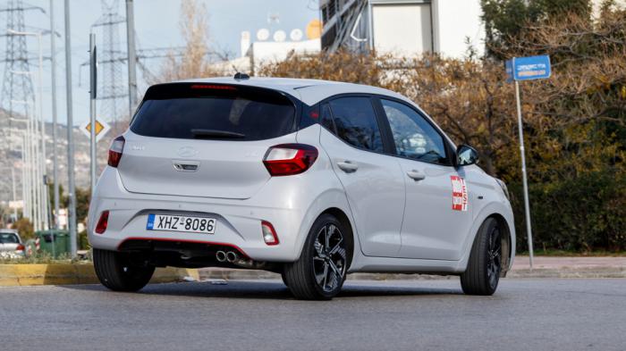 Η σπορτίφ εικόνα του Hyundai i10 με τα 90 άλογα χαρακτηρίζεται από τις σχετικές πινελιές στους προφυλακτήρες, τη διπλή απόληξη της εξάτμισης, ένα ψευδο-διαχύτη και φυσικά το λογότυπο N-Line στη μάσκα.