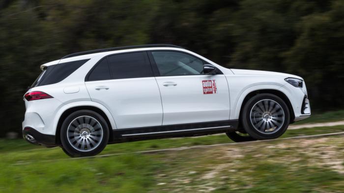 H Mercedes GLE 350 de δεν προσφέρει τίποτα λιγότερο από μια ξεχωριστή αρχοντιά και ένα απρόσμενα «αέρινο» πάτημα, παρά το τεράστιο βάρος και τις θηριώδεις διαστάσεις