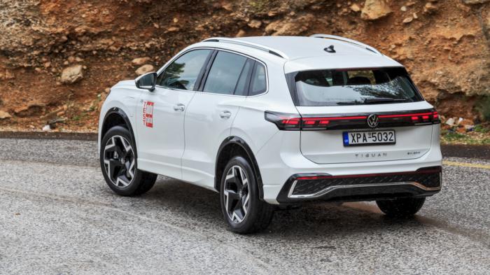 Το VW Tiguan eHybrid είναι αποκλειστικά διαθέσιμο με το εξοπλιστικό πακέτο R-Line με τις χαρακτηριστικές σπορτίφ πινελιές και τις αεροδυναμικές 19άρες ζάντες. 