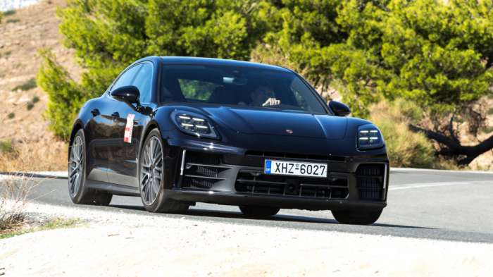 Η Porsche Panamera 4 E-Hybrid στρίβει μαγικά με δεδομένους τους 2,3 τόνους της. Με απίστευτη μηχανική πρόσφυση από τα ελαστικά και την τετρακίνηση, αντιδρά με μοναδική αμεσότητα και δίνει νέα διάσταση στο κλισέ «στρίβει σαν σε ράγες».