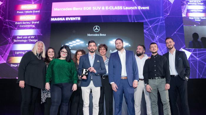 Ο Marketing Senior Manager Mercedes-Benz Cars & smart κ. Παναγιώτης Ριτσώνης κρατά το βραβείο, πλαισιωμένος από την ομάδα της Star Automotive Ελλάς μαζί με τους συνεργάτες της από τη Magna Events.