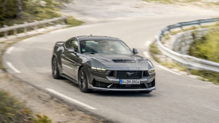 Η 7η γενιά της Ford Mustang δηλώνει πως δεν αρέσκεται μόνο στις ευθείες. Τώρα τις αρέσουν (πολύ) και οι στροφές, πόσο μάλλον οι ανοικτές, γλυκές φουρκέτες.