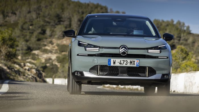 Πίσω από το τιμόνι των Citroen C4 και C4 X δεν καταλαβαίνεις τι σημαίνουν λακκούβες. Αισθάνεσαι πως βρίσκεσαι πάνω σε ένα μαγικό ιπτάμενο χαλί.