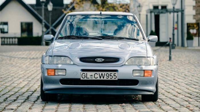 Το καπό του συγκκριμένου Ford Escort RS Cosworth είναι παρόμοιο με του Escort που παράχθηκε το 1994.