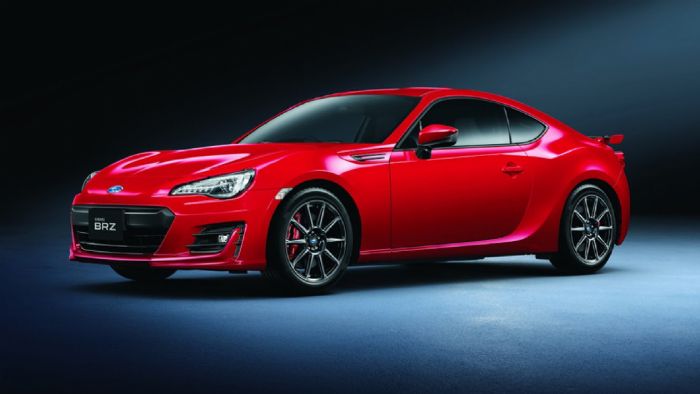 Το BRZ GT έχει εξοπλιστεί με νέες μαύρες ζάντες αλουμινίου 17-ιντσών και μια νέα αεροτομή, ενώ στο εσωτερικό του θα συναντήσουμε καθίσματα από δέρμα και Alcantara