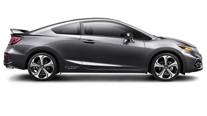 Σε επίπεδο κινητήρα, τα Honda Civic Si Coupe και Sedan τροφοδοτούνται από έναν 2,4 λτ. 4κύλινδρο κινητήρα, που αποδίδει 207 ίππους και 230 Nm ροπής.