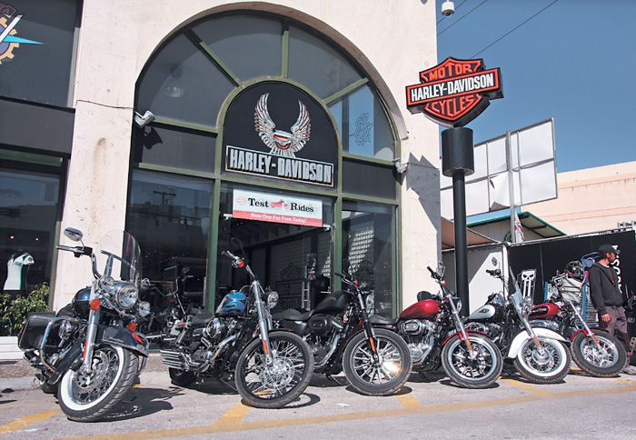 Τα μοντέλα της Harley-Davidson εμπρός από το κατάστημα της αντιπροσωπείας.
