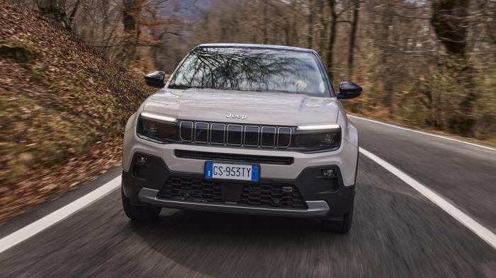 To Jeep Avenger προσφέρεται τόσο σε βενζίνη όσο και σε αμιγώς ηλεκτρική έκδοση.