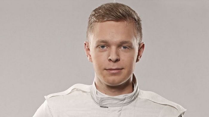 «Στον πάγκο» το 2015, ο Kevin Magnussen, πιλότος της F1 για τις McLaren – Honda.