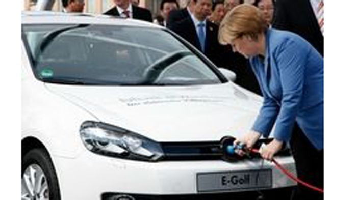 Η Angela Merkel θέλει 1 εκατ. ηλεκτρικά οχήματα στους γερμανικούς δρόμους, μέχρι το τέλος της δεκαετίας, παρά τα σημάδια σκεπτικισμού της αγοράς.
