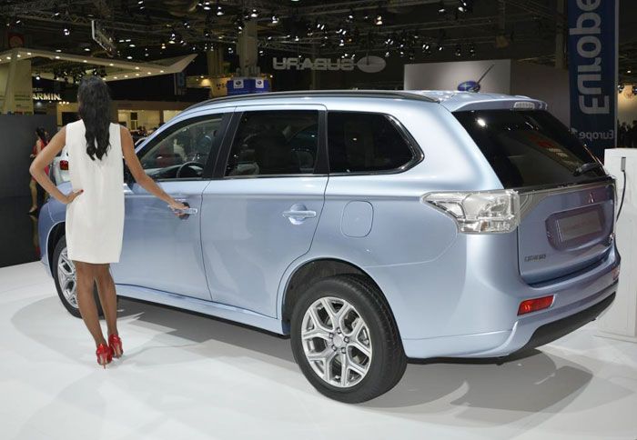 Το Outlander PHEV θα ξεκινήσει τις πωλήσεις του στην Ιαπωνία στις αρχές του επόμενου χρόνου.
