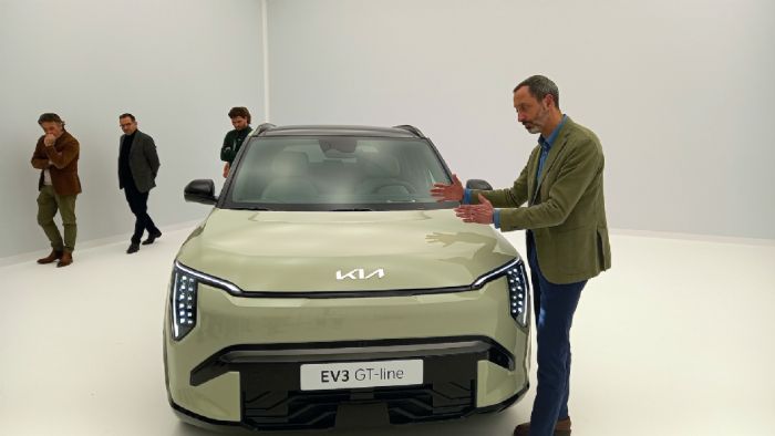 Ο υπεύθυνος σχεδίασης της Kia, Karim Habib, μας αναλύει τα μυστικά πίσω από την σχεδίαση του νέου Kia EV3.