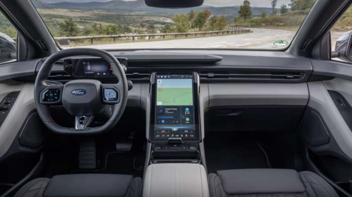 Digital, ποιοτικό και high-tech είναι το εσωτερικό του Ford Capri. 