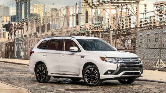 Η Mitsubishi παρουσίασε στην έκθεση της Νέας Υόρκης το Outlander PHEV MY2017. Διαθέτει νέα εμφάνιση, αντίστοιχη με αυτή του απλού Outlander, ενώ φέρει νέους τροχούς 18 ιντσών.