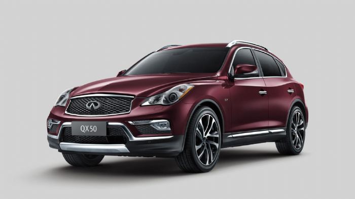 To ανανεωμένo Infiniti QX50 ξεχωρίζει μέσω των τροποποιημένων προφυλακτήρων, της ανασχεδιασμένης μάσκας, των αλλαγμένων καθρεπτών και των νέων φωτιστικών σωμάτων ημέρας τεχνολογίας LED.