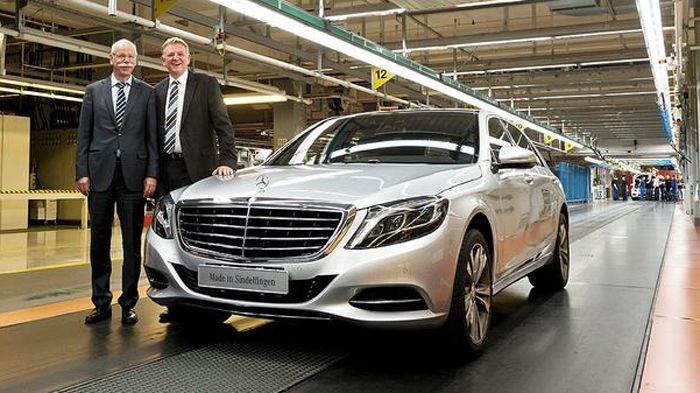 Η Daimler παρουσίασε στους δημοσιογράφους, με την ολοκλήρωση της διαδικασίας παραγωγής για την πρώτη S-Class, το νέο διευθυντή παραγωγής, Andreas Renschler (στην εικόνα με τον πρόεδρο της εταιρείας, D