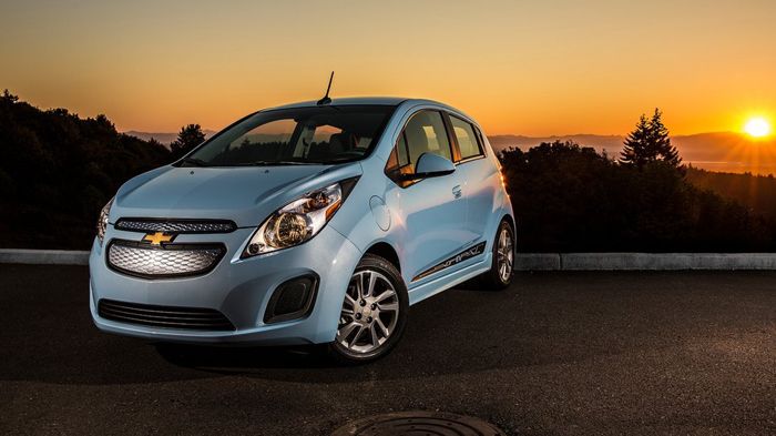 Το Chevrolet Spark E.V. χρησιμοποιεί αποκλειστικά ένα ηλεκτρικό μοτέρ της GM, που διαθέτει 542 Nm ροπής και τελική ταχύτητα τα 150 χλμ./ώρα. με μια μέση αυτονομία 130 χλμ.