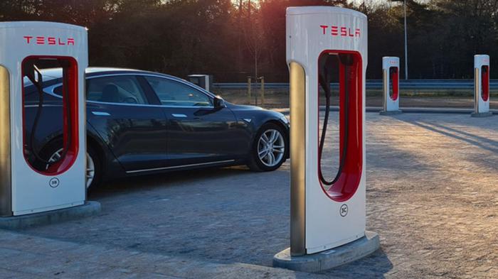 Η Tesla γιορτάζει τους 10.000 φορτιστές στην Ευρώπη 