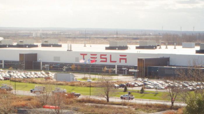 Εργαζόμενη μήνυσε την Tesla για σεξουαλική παρενόχληση  