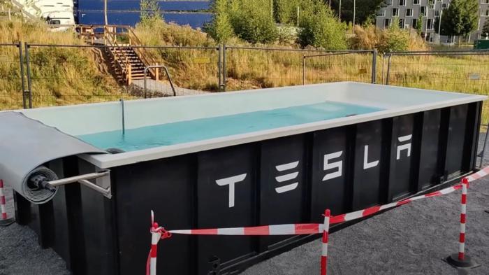 Πισίνες δίπλα στους ταχυφορτιστές βάζει η Tesla 