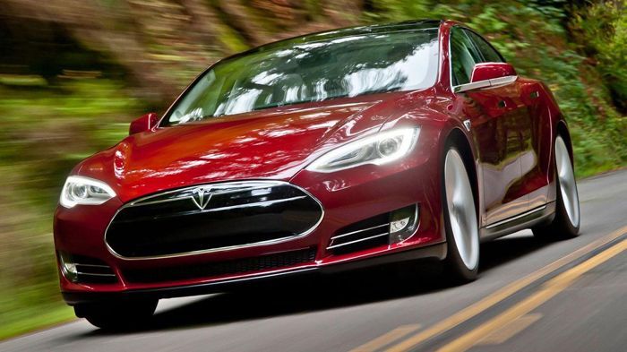 Το Tesla Model S είναι ένα αμιγώς ηλεκτροκίνητο σπορ σεντάν μοντέλο που διαθέτει έναν ηλεκτροκινητήρα 85 kWh, ο οποίος του επιτρέπει να έχει αυτονομία –σύμφωνα με τον κατασκευαστή- μέχρι 480 χλμ.