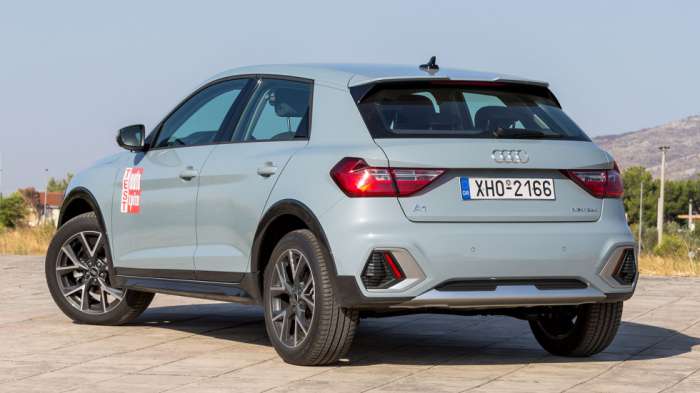 Η allstreet έκδοση βασίζεται στην sportback, έχει όμως 4 εκ. μεγαλύτερη απόσταση από το έδαφος και «ντύνεται» ένα «off road» κοστούμι, το οποίο περιλαμβάνει ποδιές στους προφυλακτήρες, μαύρα πλαστικά προστατευτικά στους τροχούς και πλαϊνά μαρσπιέ