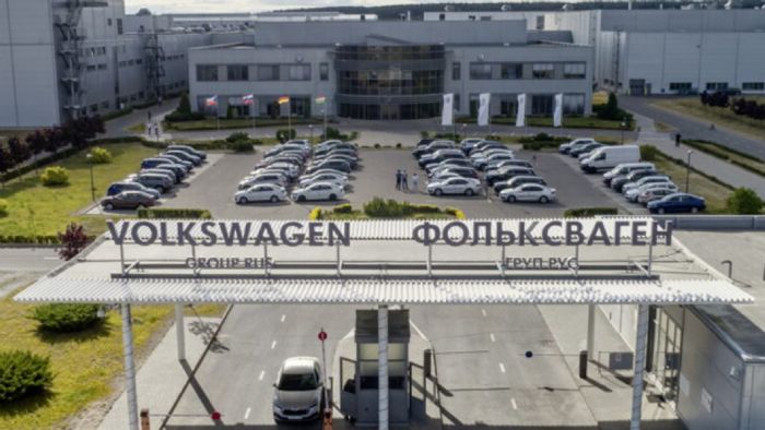 H VW εγκαταλείπει το εργοστάσιο στο Νίζνι Νοβγκόροντ της Ρωσίας 