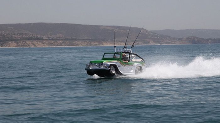 Όταν το WaterCar Panther «πέφτει στο νερό», υποχωρούν οι τροχοί μέσα σε 15 δλ. περίπου κι ο κινητήρας λειτουργεί ως εξωλέμβια μηχανή, που του επιτρέπει να τρέχει με 70 χλμ./ώρα.
