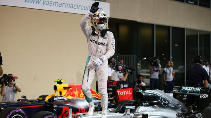 Πανηγυρίζει ο Lewis Hamilton, αλλά μέσα του ξέρει πως αύριο ουσιαστικά ψάχνει ένα θαύμα, ή για την ακρίβεια να στραβώσει ο αγώνας για τον Nico Rosberg.